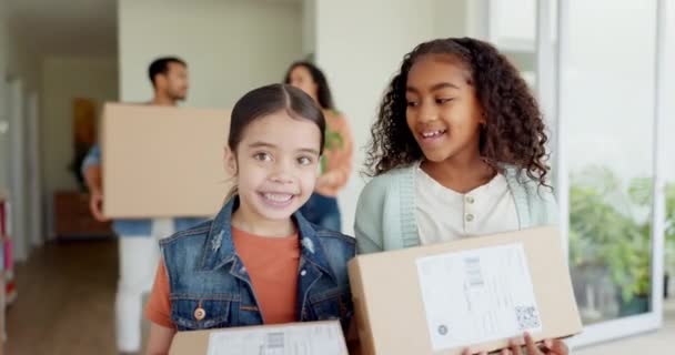 Família Feliz Irmãos Caixa Movendo Nova Casa Para Imóveis Empréstimo — Vídeo de Stock