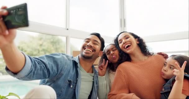 Sonrisa Selfie Familia Feliz Nuevo Hogar Emocionado Pasar Tiempo Calidad — Vídeo de stock