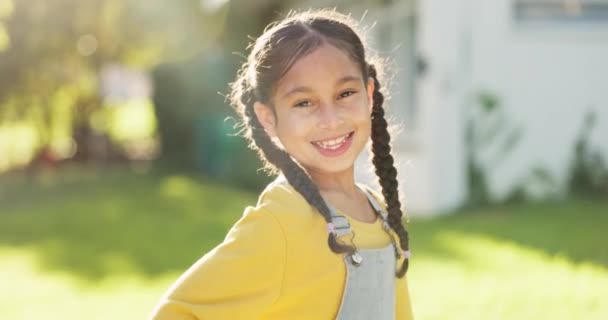 孩子和女孩在户外的花园 公园和后院的家的乐趣 好心情和在阳光下玩耍 在哥伦比亚 肖像画 快乐的小女孩 夏天的放松 自然和自信 — 图库视频影像