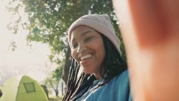 Αφρικανική Γυναίκα Βιντεοκλήση Και Κάμπινγκ Στη Φύση Ομιλία Σημείο Και — Αρχείο Βίντεο