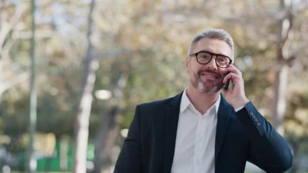 Parque Llamada Telefónica Hombre Negocios Riendo Aire Libre Descanso Relajarse — Vídeos de Stock