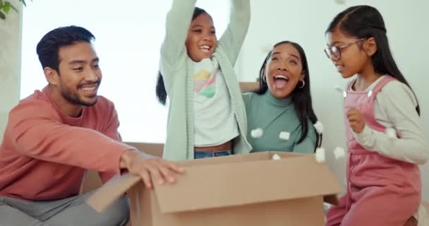 父亲和孩子们都在新家 带着盒子 玩具和欢快的庆祝活动 重新开始了房地产生意 带着纸板箱搬家 兴奋的在一起 还有家的房子 — 图库视频影像
