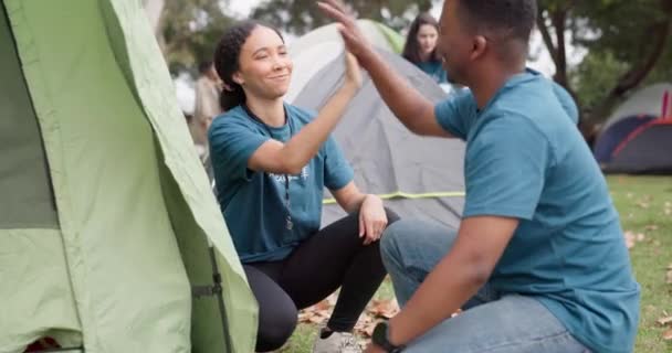 帐篷和人们在野营旅行中的团队精神和户外支持 一男一女顾问一起寻求帮助 团队建设和自然探险的乐趣 以使暑期旅行取得成功 — 图库视频影像