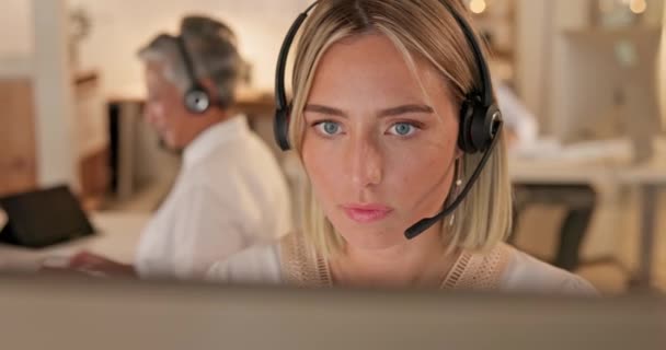 Çağrı Merkezi Bilgisayar Kadın Tele Pazarlama Teknik Destek Yardım Masası — Stok video