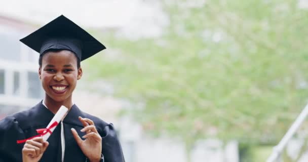 Siyahi Kadın Üniversite Mezuniyet Töreni Sertifika Mezun Olmak Heyecanlanmak Gülümsemek — Stok video