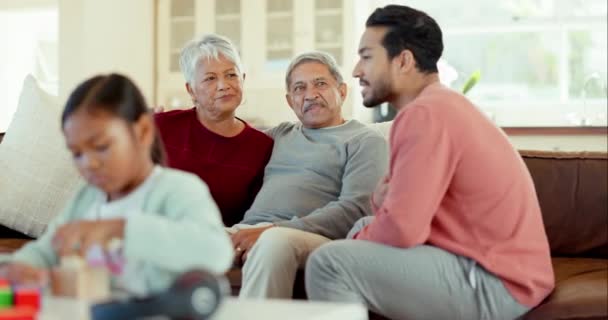 Rodzina Rozmowa Ojciec Rozmawiają Dziadkami Dla Więzi Jakości Czasu Relaksu — Wideo stockowe