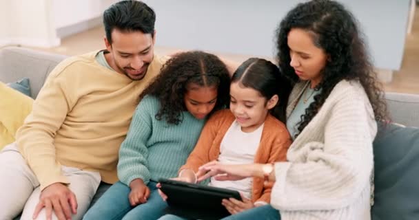 Tablet Ouders Kinderen Familie Thuis Voor Online Onderwijs Leren Spelletjes — Stockvideo