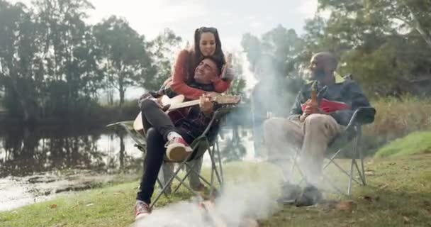 Teman Api Unggun Dan Gitar Dengan Musik Bersantai Dan Percakapan — Stok Video