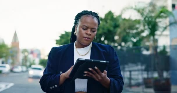 Professionnel Femme Marche Avec Tablette Ville Pour Communication Plein Air — Video