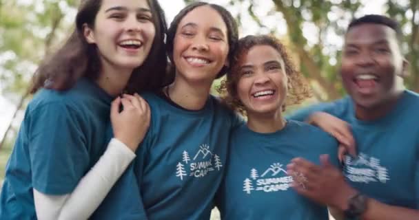 Літо Кемпінг Смішні Друзями Природі Щасливих Соціальних Відпусток Молодь Посмішка — стокове відео