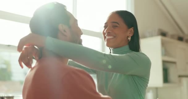 在家里跳舞庆祝结婚周年 忠诚或结婚的爱 结合或幸福的夫妇 浪漫或健康关系中的女人 在亲密的时刻拥抱她的丈夫 — 图库视频影像