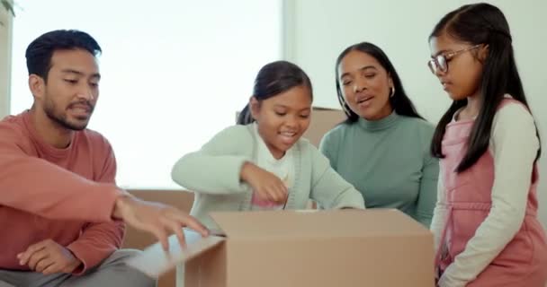 孩子和打开盒子在新的家 玩具和快乐庆祝新的开始与房地产 爸爸和女儿 带着纸板箱搬家 兴奋地在一起 住在家里 — 图库视频影像