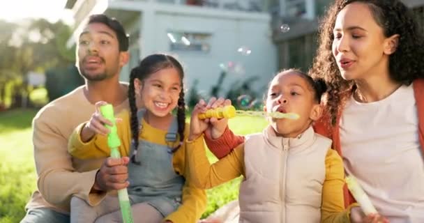 Kinder Garten Und Eine Familie Blasen Sommer Gemeinsam Blasen Freien — Stockvideo