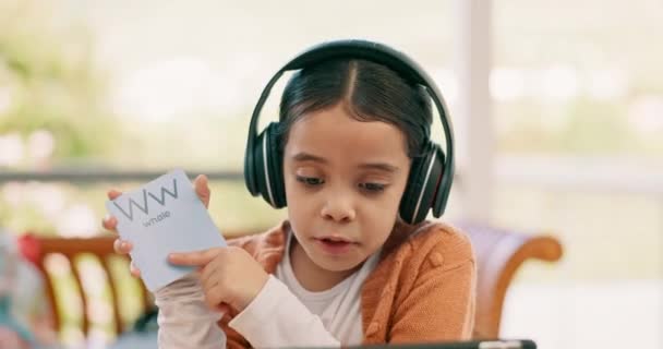 語学学習 宿題をするためのラップトップ付きのビデオ通話 コンピュータ上のオンラインクラスで話している間 教育のためのカードを持つ幸せな家と小さな女の子 — ストック動画
