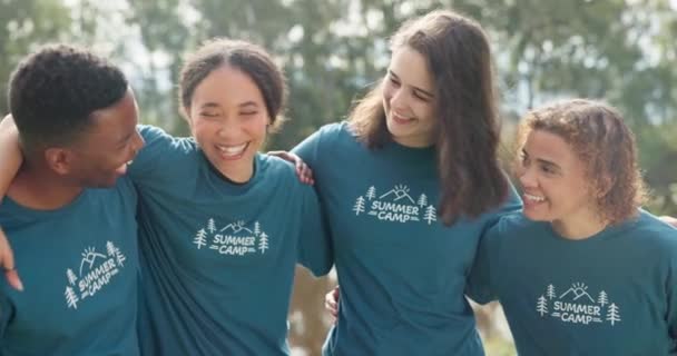 Літо Кемпінг Підтримка Друзями Природі Щасливих Соціальних Відпусток Молодь Посмішка — стокове відео
