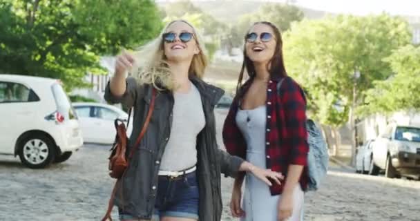 Girl Friends Travel Pointing Happiness Walking City Road Vacation Young – Stock-video