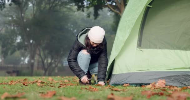 在寒假期间 大自然和有帐篷的女人都会成为庇护所 冒险和在森林或树林度假时拿着铁锤进行齿轮安全处理的人 — 图库视频影像