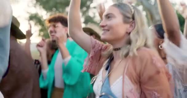 节庆和聚会 与女性在一起 为庆祝 人群和能量的性质 社区和音乐 社交活动和朋友都在一起跳舞 — 图库视频影像