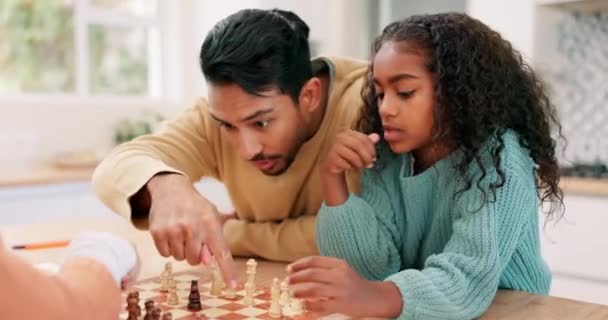 Aile Baba Çocuk Oyun Öğretirken Veya Öğrenirken Evde Satranç Oynuyorlar — Stok video
