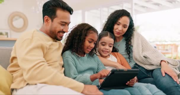 家长和有平板电脑的家庭在客厅里接受教育 电子学习或游戏 多种族男子 妇女和女童在家里与技术和互联网一起进行流动和发展 — 图库视频影像