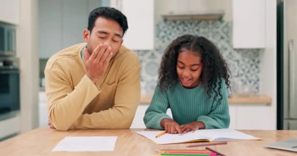 Eğitim Yorgun Baba Heyecanlı Kız Evlerinin Mutfağında Ödev Ders Çalışmak — Stok video