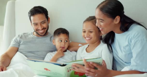 Famiglia Lettura Bambini Con Libro Letto Tempo Della Storia Sviluppo — Video Stock