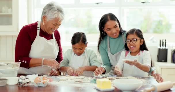在厨房里与大家庭一起做饭 吃早餐和烘焙 以便学习 世代和支持 带着孩子和妈妈在家里做饼干 教学和厨师的食物 快乐和祖母 — 图库视频影像