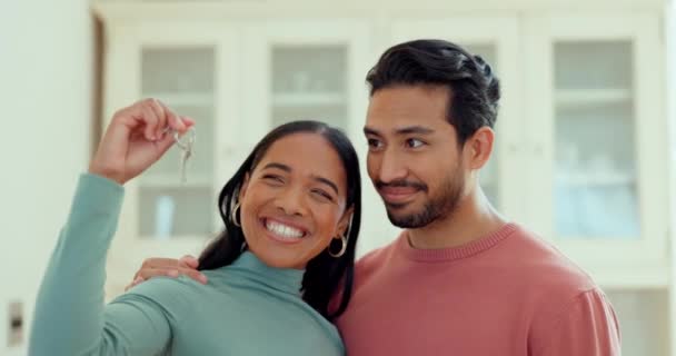 Šťastný Pár Tvář Klíče Novém Domově Vzrušený Svěží Start Láskou — Stock video