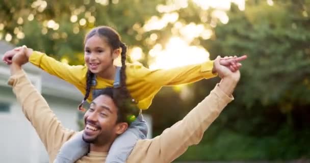 在日落的时候 和一个父亲和孩子在大自然中的结合 关心和爱 抱着一个年轻的爸爸抱着一个女孩在公园或乡下 一起玩耍 一起笑 — 图库视频影像