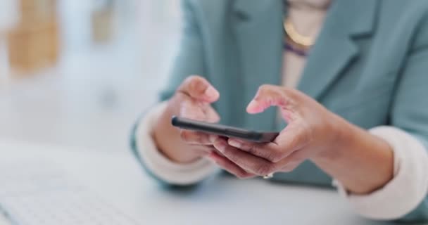 Kantoor Mobiele Telefoon Professionele Handen Typen Online Feedback Mobiel Zoeken — Stockvideo
