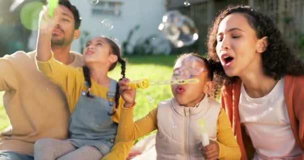 孩子们 花园和一个家庭一起在户外吹泡泡 以取乐 同时保持友谊 爸爸和快乐的孩子们白天在自家后院玩玩具棒 — 图库视频影像