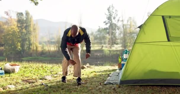 帐篷和黑人男子在大自然中安营扎寨 在户外度假 旅行中栖身 男人则用铁锤在树林 森林和乡村中寻找工具 — 图库视频影像