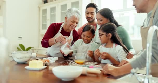 Crianças Aprendizagem Grande Família Cozinhar Juntos Menina Fazendo Bolo Tempo — Vídeo de Stock