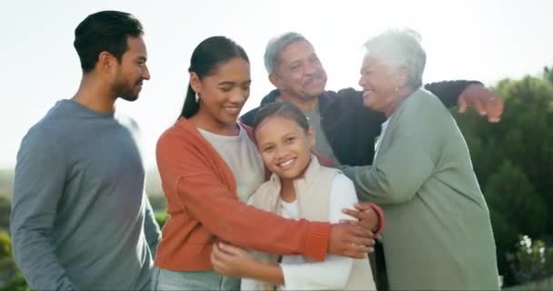Feliz Amor Gran Familia Abrazándose Parque Mientras Están Vacaciones Viaje — Vídeos de Stock