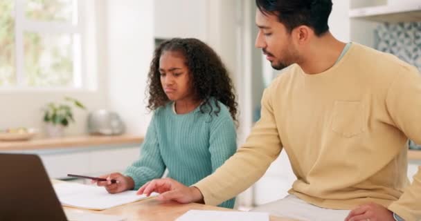 Educação Incentivo Pai Conversando Com Sua Filha Enquanto Usa Caderno — Vídeo de Stock