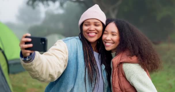 Amici Campeggio Selfie Avventura Felicità Con Memoria Natura Donne Nella — Video Stock