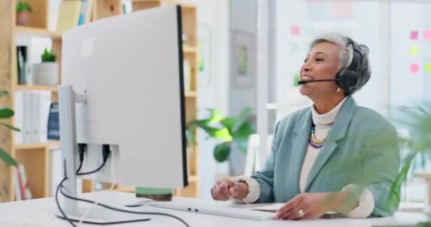 Merkezi Ara Konuş Üst Düzey Bir Kadın Ofiste Iletişim Internet — Stok video