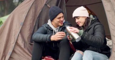 Bir çift, kahve ve kamp yaparken çadırda dinlenme, dışarıda aşk ve yıldönümü tatili maceraları. Kafein içeceği, kadın ve erkek doğada, çelme ve matara, refah ve seyahat ile birlikte mutlu..