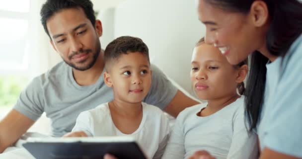 爸爸和孩子在卧室的平板电脑上游戏 在线学习或阅读电子书媒体 早上一起在数字技术上放松一下 在家看卡通片或故事 — 图库视频影像