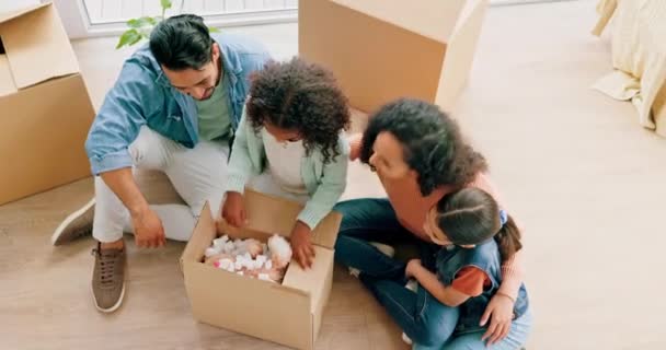 Szczęśliwa Rodzina Unboxing Nieruchomości Nowym Domu Powyżej Renowacji Kredytu Hipotecznego — Wideo stockowe
