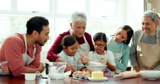 Famiglia Numerosa Cucina Bambini Imparano Insieme Cucinano Una Torta Divertono — Video Stock
