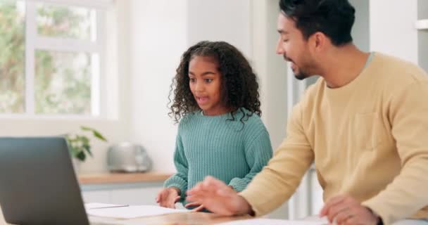 Laptop Beszélgetés Tanulás Apával Gyermekkel Prezentáció Lecke Vagy Tudás Fiatal — Stock videók