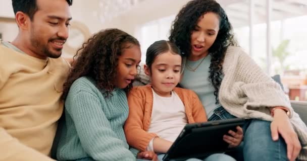 Dzieci Rodzice Lub Rodzina Tabletem Salonie Edukacji Online Learningu Lub — Wideo stockowe