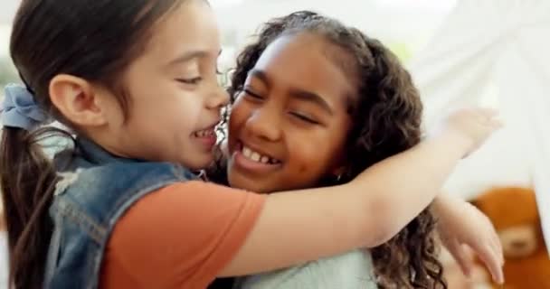 Οικογένεια Φίλοι Παιδιά Αγκαλιάζονται Στο Σπίτι Για Αγάπη Φροντίδα Και — Αρχείο Βίντεο