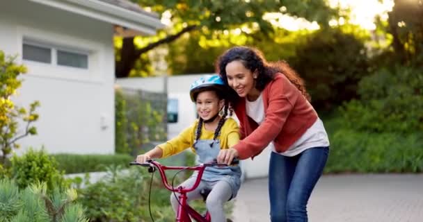 Anya Gyerek Tanítás Kerékpár Szabadtéri Kocsifelhajtón Otthoni Családi Támogatás Segít — Stock videók