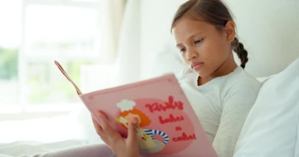 Slaapkamer Lezen Meisje Met Boek Huis Voor Verhalentijd Kinderontwikkeling Leren — Stockvideo