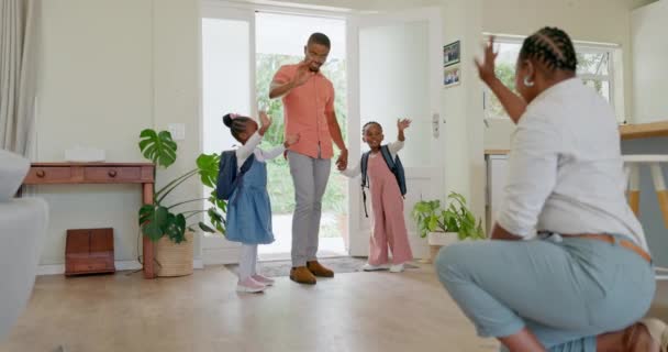 Černá Rodina Matka Mávají Děti Které Chodí Školy Láskou Péčí — Stock video