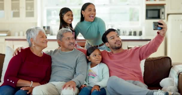 Familie Selfie Und Großeltern Mit Kindern Auf Dem Sofa Für — Stockvideo