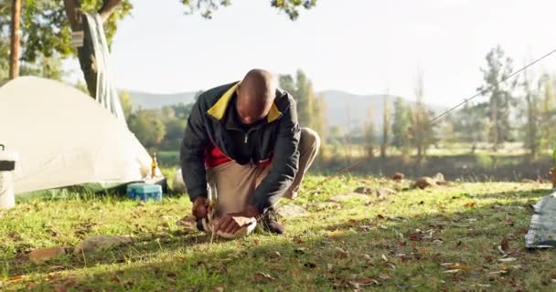 Camping Tente Dans Sol Homme Noir Installation Dans Nature Pour — Video