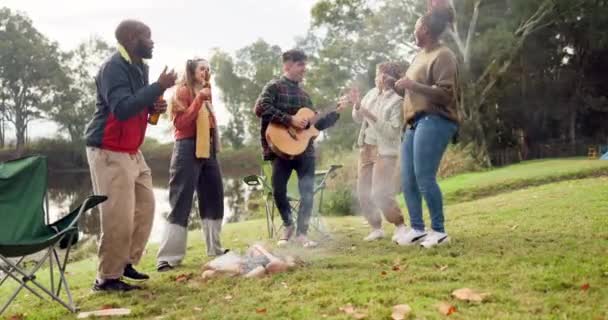 Teman Api Unggun Dan Gitar Dengan Bernyanyi Menari Dan Bahagia — Stok Video
